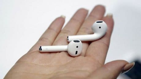 AirPods rubati, il cellulare li rileva sotto casa dopo due anni: il proprietario li fa suonare e incastra il ladro