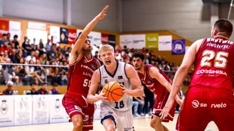 81-78: El BAXI gana con este triple desde media pista