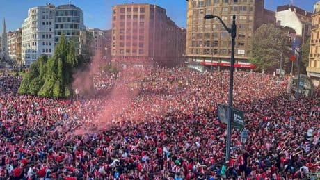 Miles de athleticzales dan el último aliento al equipo en una plaza Moyua abarrotada: «¡Este es el famoso Athletic!»