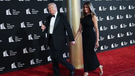 Sifflets, applaudissements et drag-queens: l'arrivée chahutée de Donald Trump à une représentation des "Misérables"