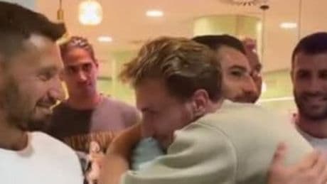 Quell'abbraccio del Bari in aeroporto che ha toccato il cuore di Verreth