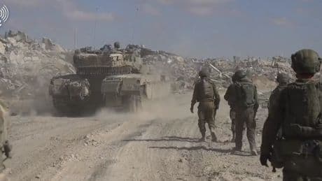 Israel llama a filas a miles de reservistas para varios frentes de combate y reforzará su ataque a Gaza, que deja 52.500 muertos