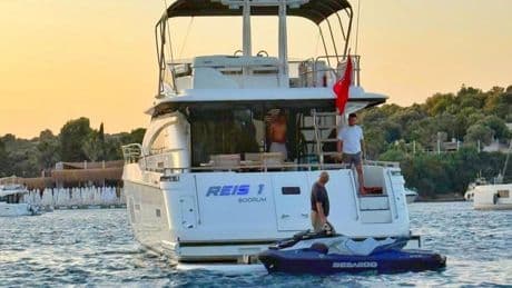 Çeşme'de milyonluk tatil! Ünlü iş insanı Serdar Özyurt'un geceliği 1 milyon TL'lik villası ve korumalı yatıyla gövde gösterisi