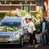 Tranen en rozen bij stille tocht Jeffrey en Emma: 'We missen ze heel erg'
