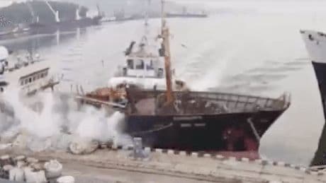 Russland: Schlepper rammt Fischkutter im Hafen – Fahrerflucht