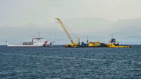Bayesian salvage operation BEGINS off Sicily coast with two cranes, divers & robots nearly a year after yacht tragedy