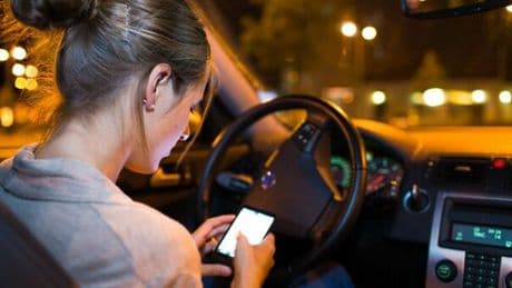 Uso del cellulare alla guida, 7 patenti ritirate. I controlli fatti impiegando anche agenti in borghese