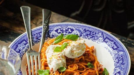 Pasta mit Ofentomaten: Verbindende Bandnudeln