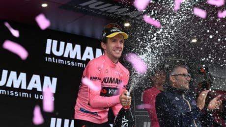 La heroica redención de Simon Yates: del hundimiento en el Giro de 2018 a su histórico sorpasso a Carapaz y Del Toro