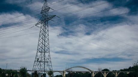 Las comercializadoras de luz amenazan con cobrar al cliente los sobrecostes de la gestión de REE tras el apagón