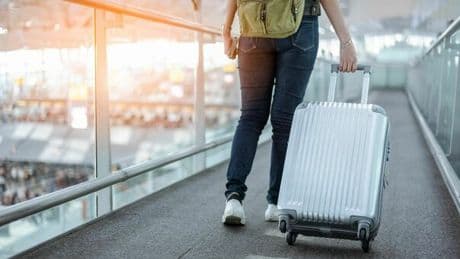 Valigie in aereo, dipendenti premiati se segnalano i bagagli grandi (e fanno pagare la multa ai passeggeri)