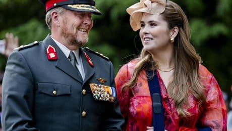 La princesa Amalia reaparece con el brazo en cabestrillo, luciendo un look de invitada que estrenó en España