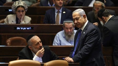 Regering Netanyahu hangt aan zijden draad na ’laatste waarschuwing’ voor premier: crisis kan dramatisch uitpakken voor toekomst Israël