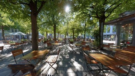 Hitzefrei im Café: Diese Karte zeigt Ihnen die kühlsten Schattenplätze
