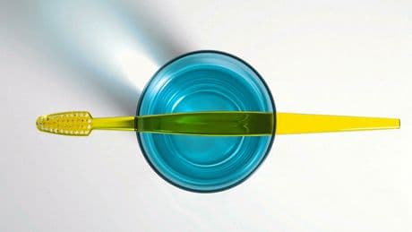Fil dentaire : faut-il l’utiliser avant ou après le brossage ?