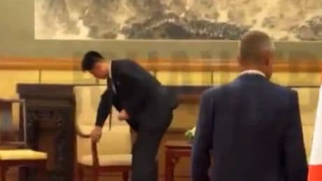 El surrealista momento en el que eliminan el ADN de una butaca en la que Kim Jong-un se sentó en China