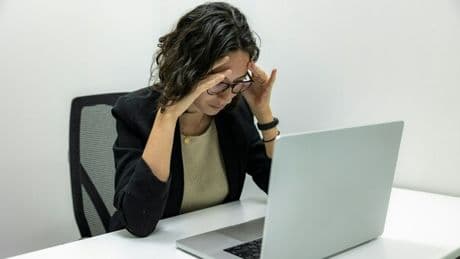 Lavorare troppo danneggia il cervello: peggiorano emozioni, memoria e capacità di risoluzione dei problemi. Lo studio