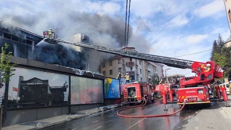 Sancaktepe'de bir iş merkezinde yangın çıktı
