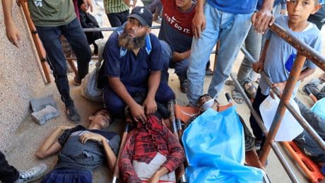 Al menos 20 gazatíes mueren, varios asfixiados y apuñalados, en una estampida en un centro de reparto de ayuda en Rafah