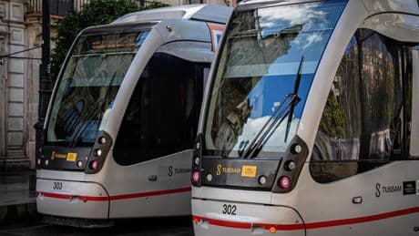 Muere un hombre de 92 años en medio de las vías del tranvía de Sevilla