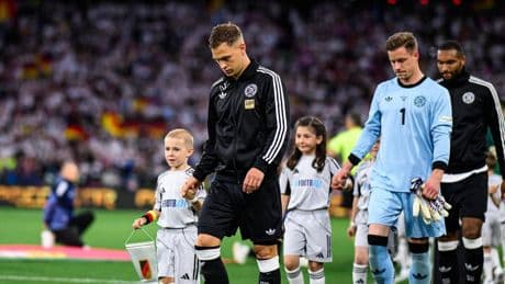 An Papas Seite: Den kennt er doch? Einlaufkind überrascht Kimmich