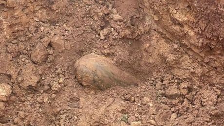 Bomba americana della seconda guerra mondiale trovata nell’aeroporto di Villanova Albenga | Foto