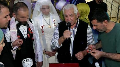 Gelin ve damada su ikram etti, pasta yedi, şakalaştı, takıları çaldı!