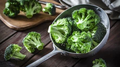 Comer brócoli de esta forma lo hace &quot;cuatro veces más saludable&quot; según un experto