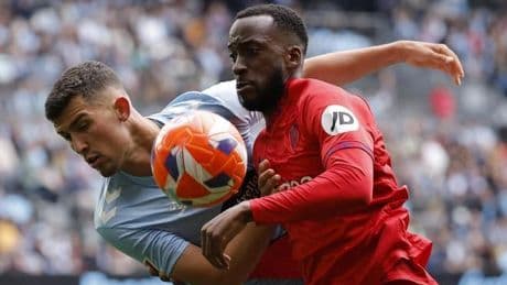 Un Celta con diez se impone al Sevilla, que no ata su permanencia