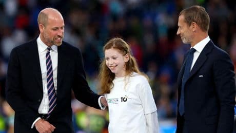 Identifican a la misteriosa chica que rompió el protocolo real junto al príncipe Guillermo en la ceremonia de la Eurocopa