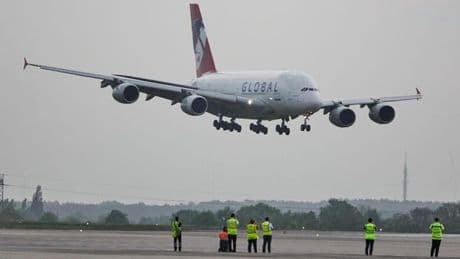 A380 gelandet: Dieser Riesenflieger sorgt für Staunen am BER