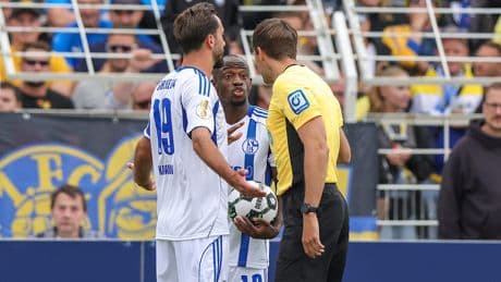 Spiel kurz unterbrochen ++ Durchsage im Stadion - Schalke-Spieler rassistisch beleidigt?
