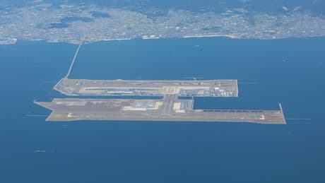 La increíble historia del aeropuerto japonés de Kansai: fue construido en una isla artificial y lleva años hundiéndose