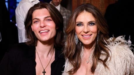 Elizabeth Hurley in Düsseldorf: Sie strahlt mit Sohn Damian um die Wette