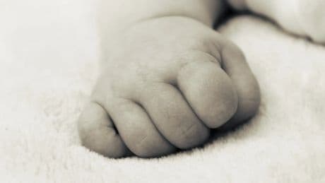 El sorprendente caso de Charlotte y Noah, los dos hermanos mellizos nacidos con cinco años de diferencia