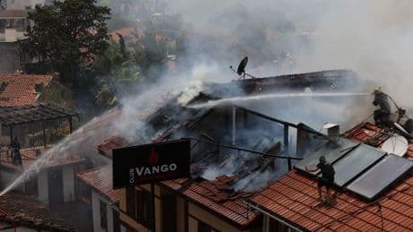 Antalya'da tarihi Kaleiçi'nde çıkan yangına müdahale ediliyor