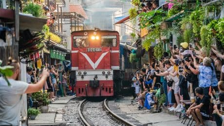 La calle de Hanoi atravesada por un tren que es el lugar más instagrameado