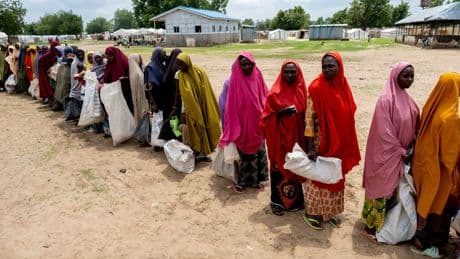 Terwijl VS, VK en EU bezuinigen op ontwikkelingshulp, sterven 652 Nigeriaanse kinderen van de honger