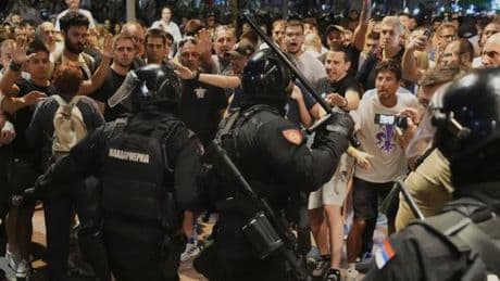 En Serbie, la violence gagne le mouvement de contestation sous l’effet des provocations du pouvoir