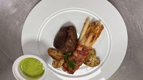 Gebratener Spargel mit Rinderfilet und Bärlauch-Hollandaise