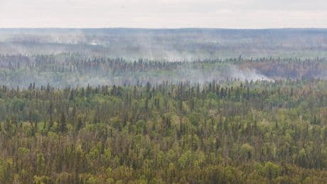 Evacuees arrive in Winnipeg as wildfires force thousands out, bring smoke advisories