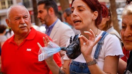 Vecinos de Catarroja se encaran al Ángel Víctor Torres y a Pilar Bernabé: "Necesitamos más ayuda"