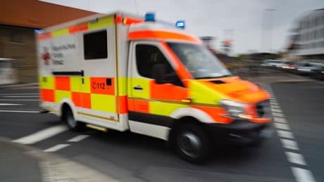Unfall in Aichach: 85-Jährige von eigenem Auto überrollt und tödlich verletzt