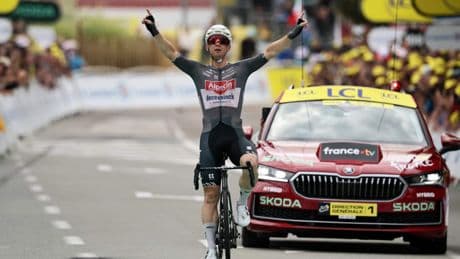 Kaden Groves pakt zege in voorlaatste etappe Tour de France, Frank van den Broek grijpt mis