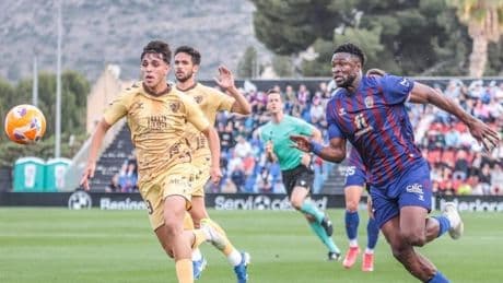 El Eldense vence al Málaga y se engancha al último tren de la permanencia
