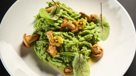 Petersilienspätzle mit Röstschalotten-Creme und Pfifferlingen