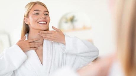 Una farmacéutica confiesa cómo usa la crema más eficaz para un rostro delgado y sin papada: "Derrite la grasa"
