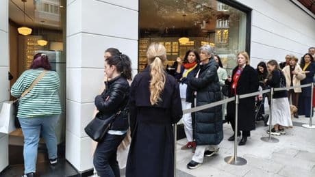 Largas colas en Zara de Juan Flórez, en A Coruña, en el día de su 50 aniversario