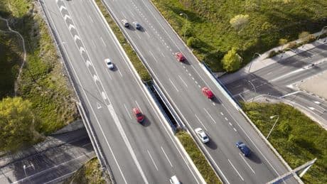 ¿Circulas por el carril adecuado en autovías? La DGT avisa: no hacerlo no solo es peligroso, también te expones a multas
