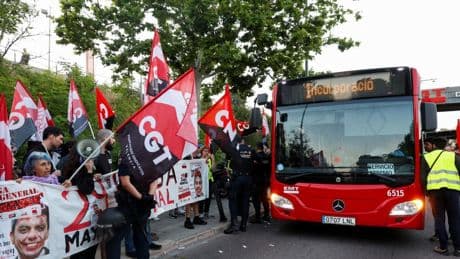 Cortes de carreteras, piquetes y detenciones en el inicio de la huelga general en Valencia